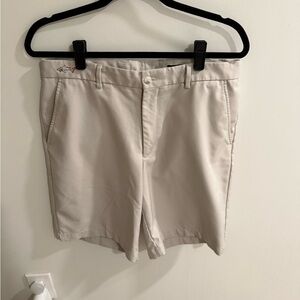 Greg Norman Men’s golf shorts in sandstone, size: 32